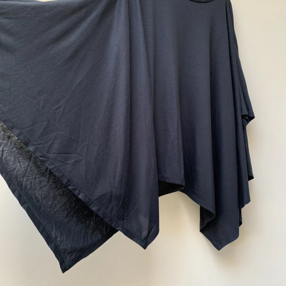 COS Black Jersey Top 
Medium
Boxy / Oversized
Asymmetrical hem - Picture 4 of 11
